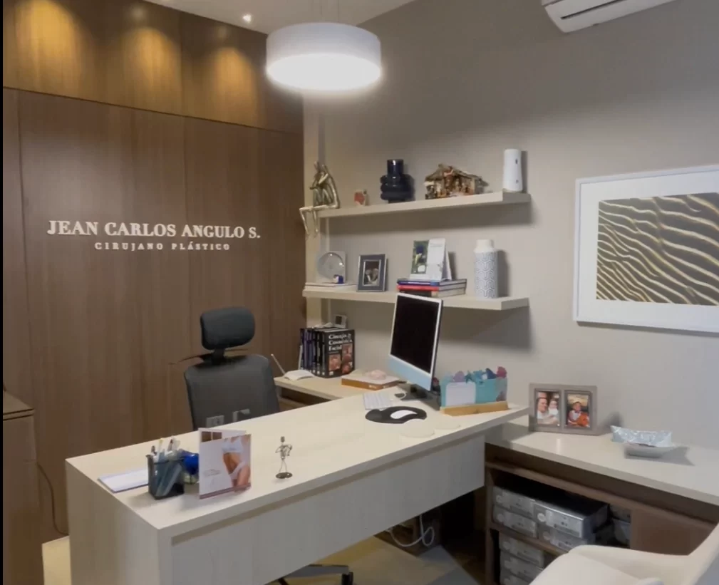 Jean-Carlos-Angulo-Cirujano-Plastico